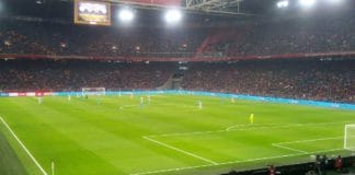 Ajax blijft na 4-1 zege op Heracles meedoen in titelstrijd