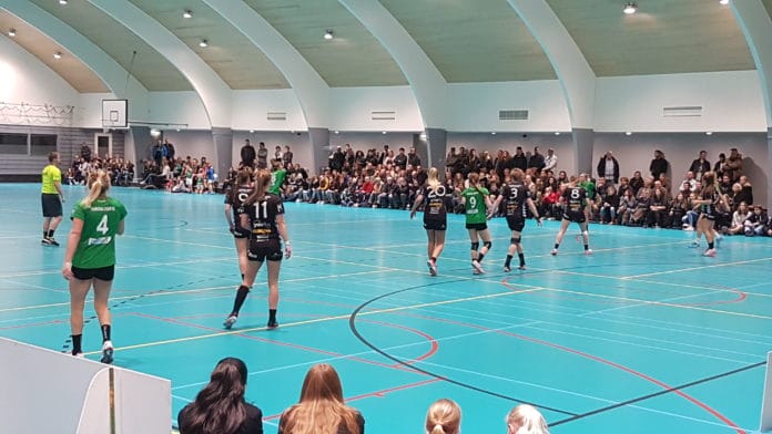 VOC deelt eerste tik uit