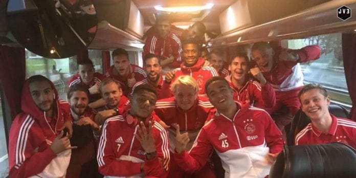 Ouderwetse ruime zege voor Ajax in de Kuip
