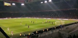 Ajax blijft PSV in de nek hijgen