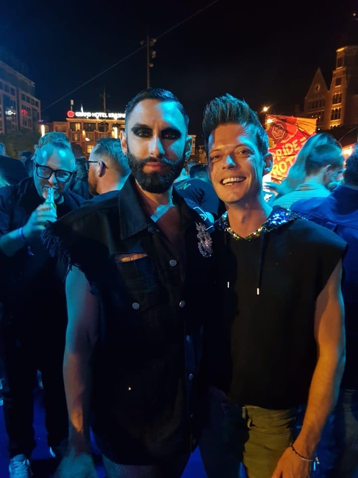 "Het is natuurlijk fantastisch geweest afgelopen week", aldus Sjoerd Knops over de afgelopen Pride Amsterdam. "Zoveel vrijheid en liefde. Hopelijk kan het in de andere 51 weken van het jaar ook zo! Gewoon liefde voor iedereen en houden van wie je wilt houden”, aldus Sjoerd Knops.