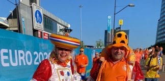 Oranjefans maken sfeer voorafgaand aan Nederland – Oekraïne