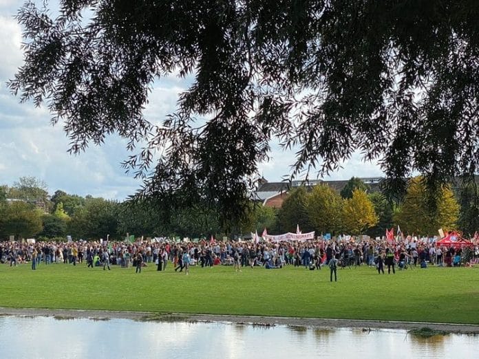 Goed bezochte demonstratie in Amsterdam tegen huidige woonbeleid