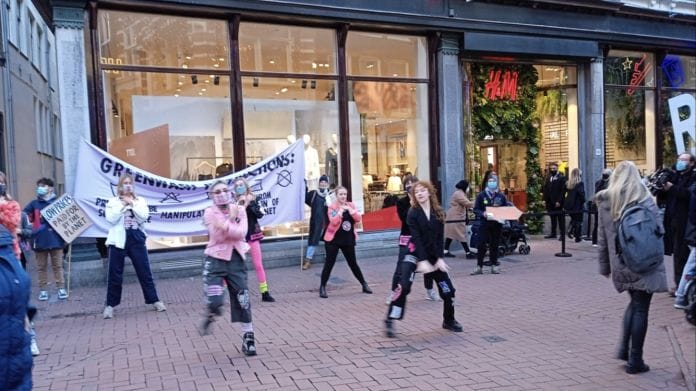 Extinction Rebellion Fashion Action stelt vermeende greenwashing H&M aan de kaak