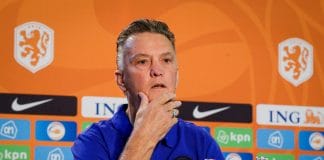 Louis van Gaal in een rolstoel na val op de heup